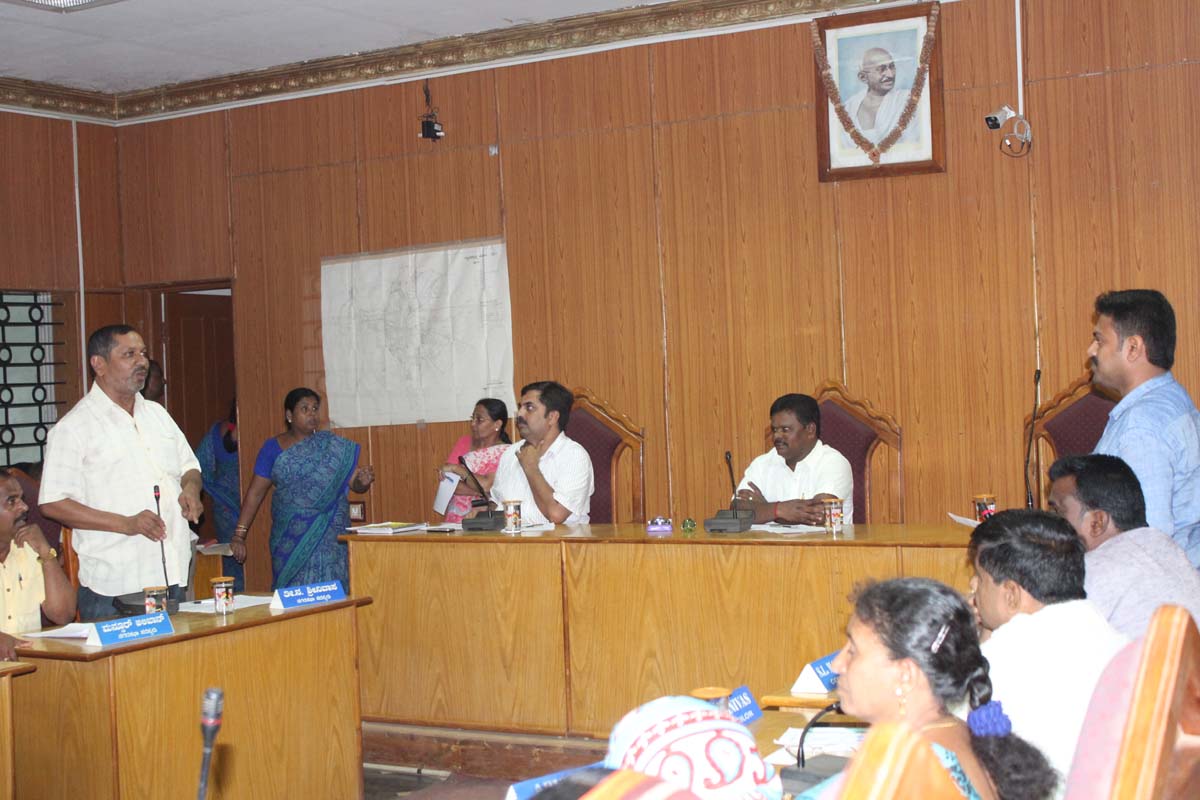 ತರಾತುರಿಯಲ್ಲಿ ಗುತ್ತಿಗೆ ನೀಡುವುದು ಕಾನೂನುಬಾಹಿರ: ಶ್ರೀನಿವಾಸ್